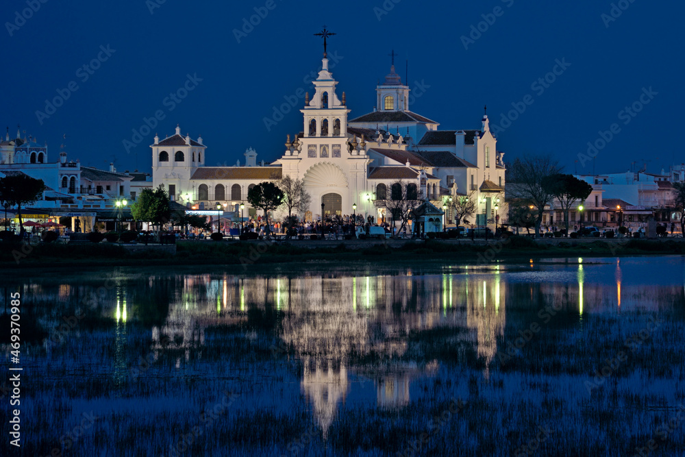Reflejos de la Ermita del Rocio en Huelva al anochecer