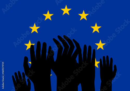 Silueta negra de manos de adultos y niños pidiendo ayuda a la UE. Refugiados pidiendo ayuda a la UE. Manos negras sobre la bandera de la UE. Crisis humanitarias
