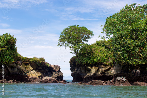 linda isla rocosa en el mar pacífico, Colombia 