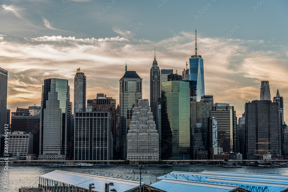 Fototapeta premium Sunset over Manhattan Skyline, view from Brooklyn