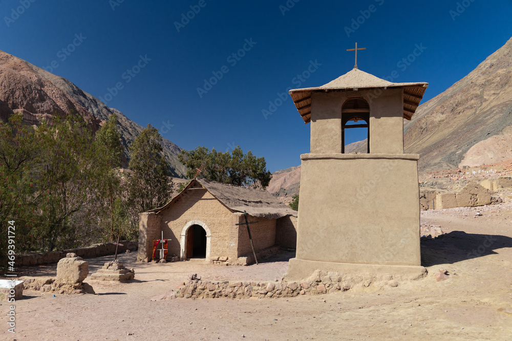 Iglesia de san Santiago ubicada en la región de de Arica y Parinacota, sector Humagata, camino al pueblo de Las Peñas