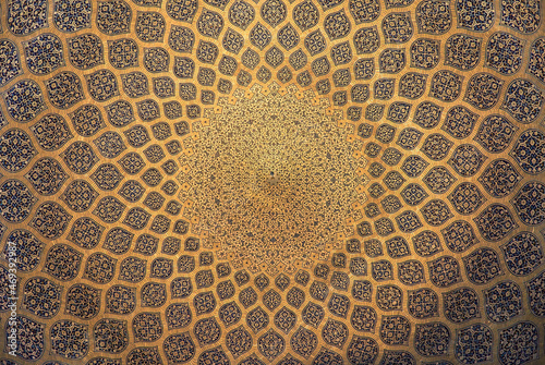 Tableau sur toile The interior of the Sheikh Lotfollah Mosque dome, featuring intricate Islamic patterns and symmetrical designs in Esfahan, Iran