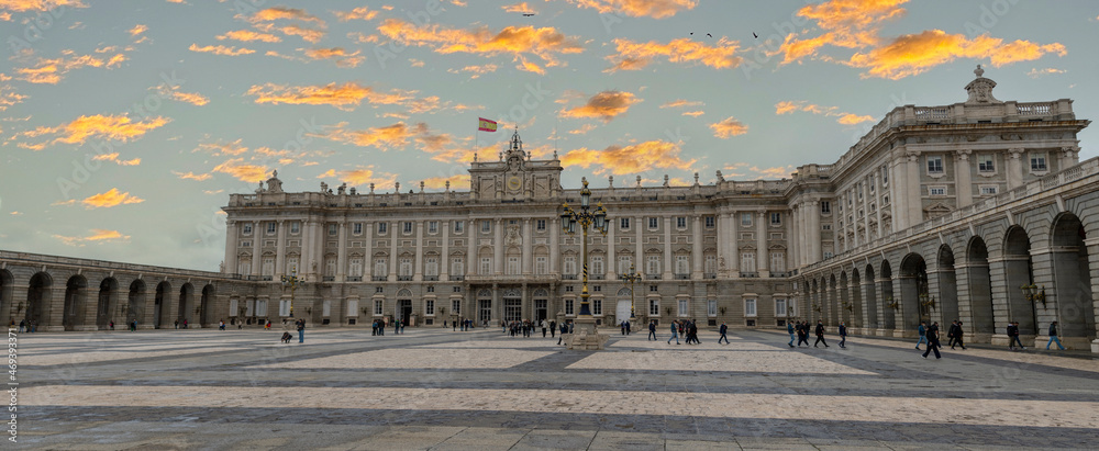 Obraz premium Royal Palace of Madrid with a gorgeous sunset