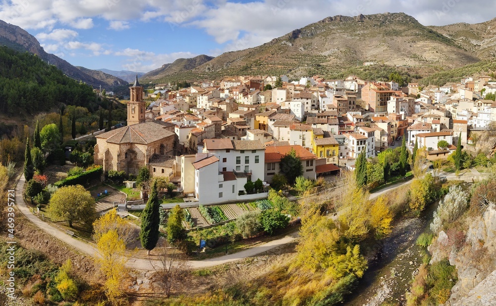 Obraz premium Panoramic view of arnedillo village in the mountains, spain
