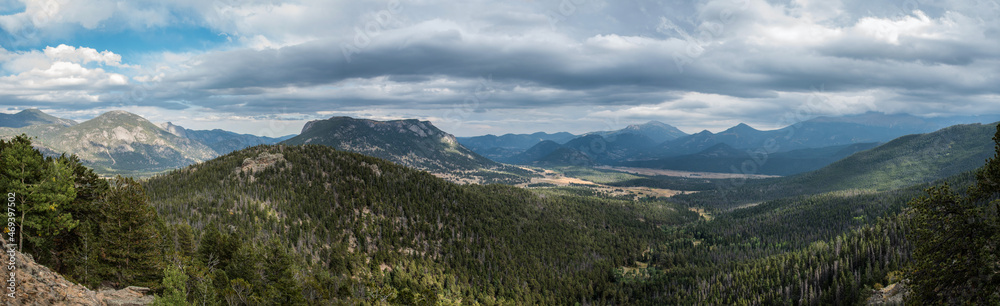 Fototapeta premium Magnificent panoramic view over the woods of Rocky Mountain National Park