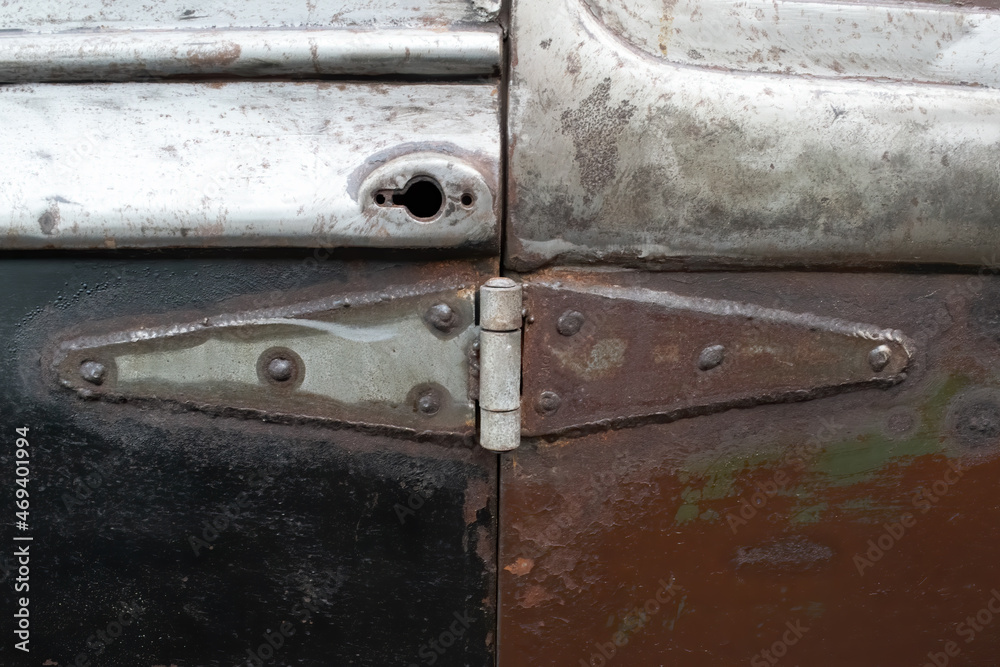 Doityourself door hinge for a old rusty door on a beat up classic car