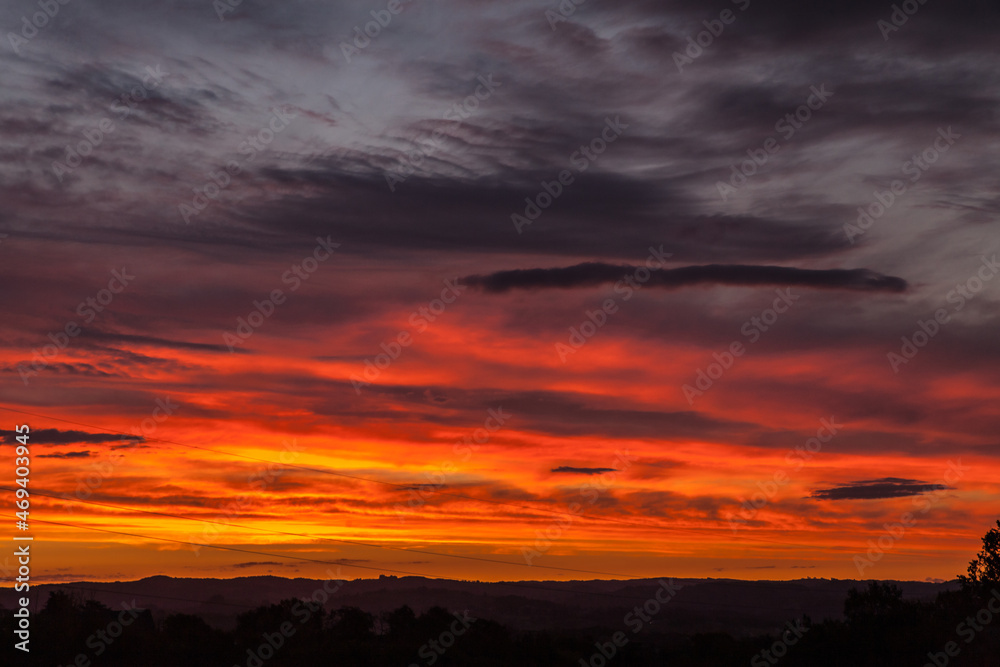 Fototapeta premium Brive la Gaillarde (Corrèze, France) - Lever de soleil flamboyant