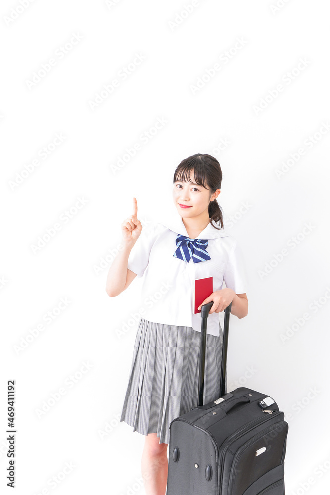 笑顔で花束を持つ若い女性 笑顔で花束を持つ若い女性