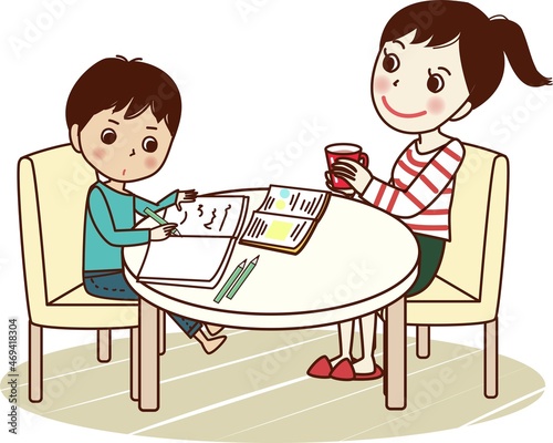 テーブルで勉強をする若い男性と笑顔で様子を見る母。