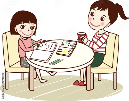 テーブルで勉強をする若い女性と笑顔で様子を見る母親。