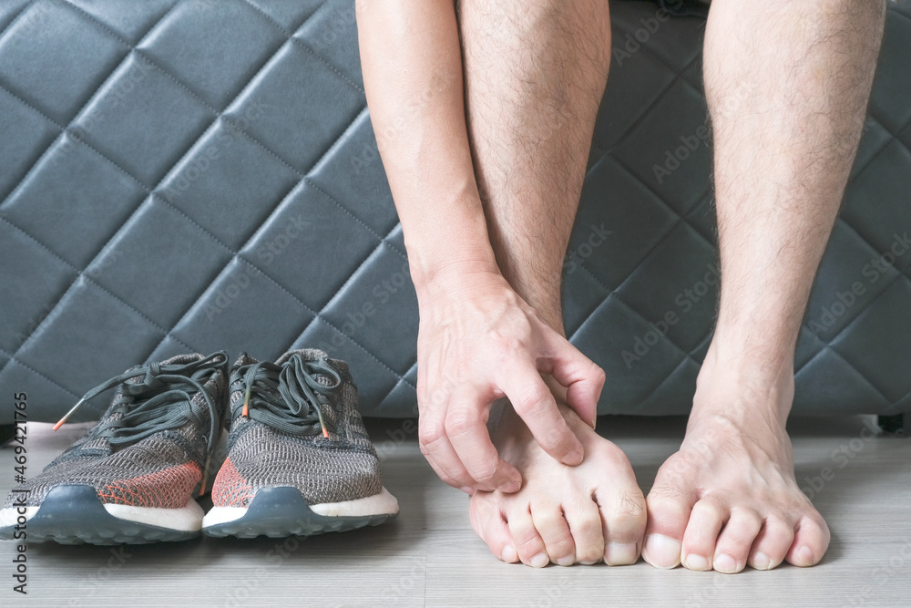 Men wear canvas shoes, he scratches legs and feet with itchy skin