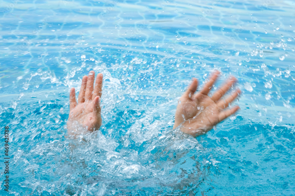 The man's hand drowned, he lifted his hand and asked for help from drowning at the swimming pool