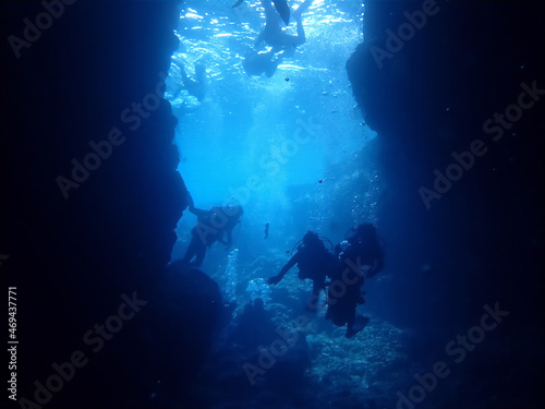 scuba diver in the sea © 賢太郎 田波