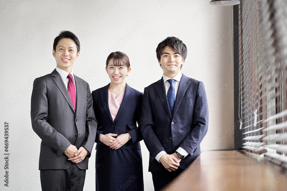 笑顔で立つアジア人のビジネスパーソン