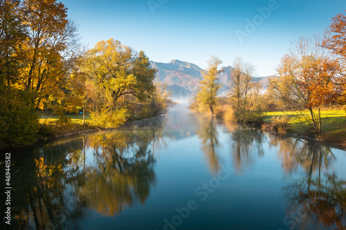 Fluss Loisach am Kochelsee in den Alpen im Herbst
