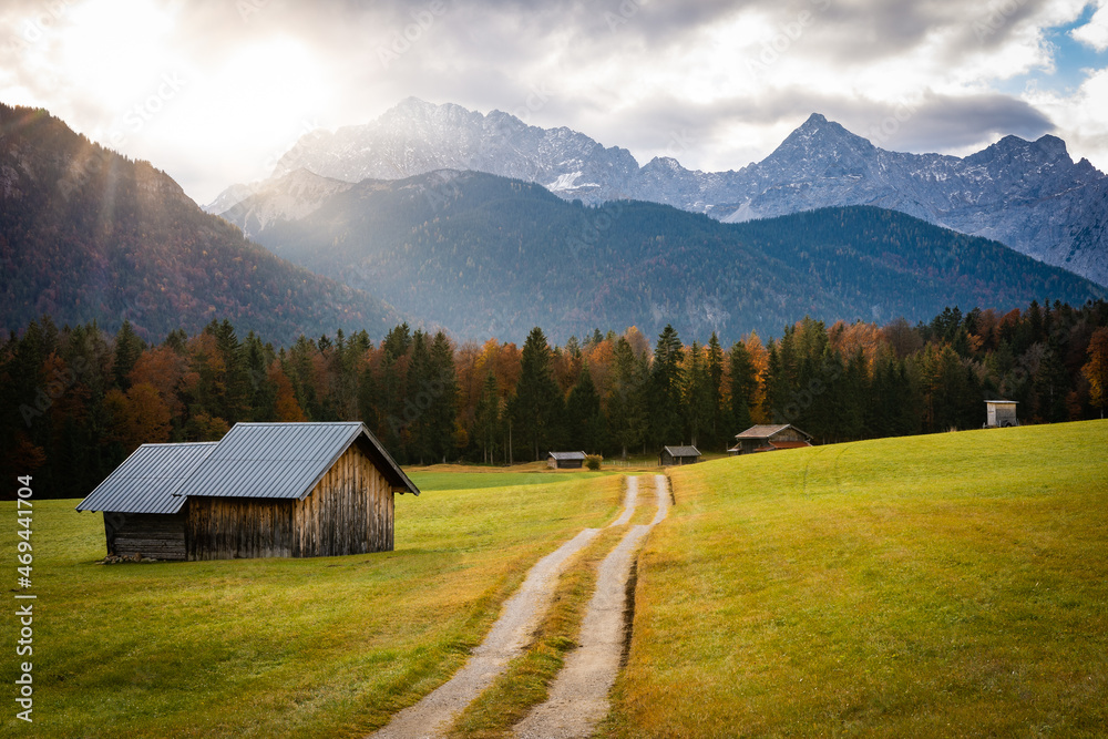 Die Sonne scheint über dem Karwendel in Bayern