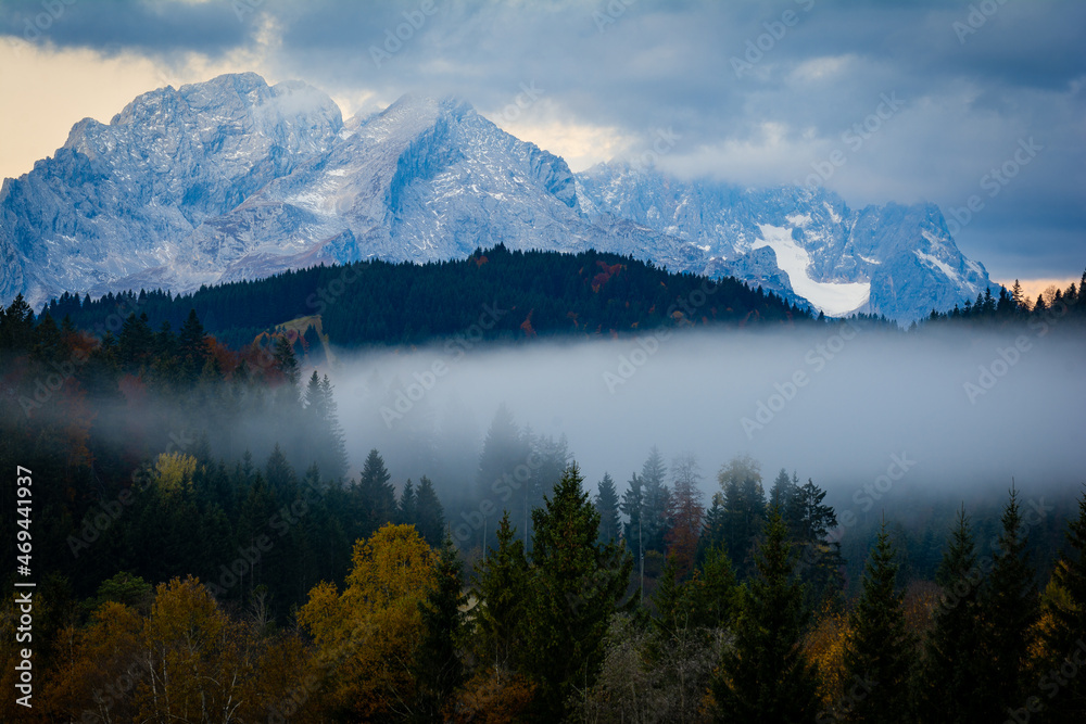 Wettersteingebirge und Zugspitze mit Wald und Nebel im Herbst