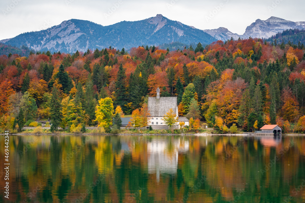 Klösterl und Berge am Walchensee mit Wald im Herbst - obrazy, fototapety, plakaty 