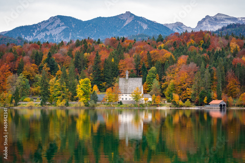 Klösterl und Berge am Walchensee mit Wald im Herbst