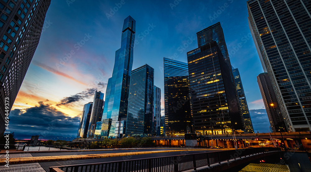 Obraz premium Early morning view of skyscraper glass facades reflecting the blue and pink sky at sunrise, downtown Chicago, IL, USA