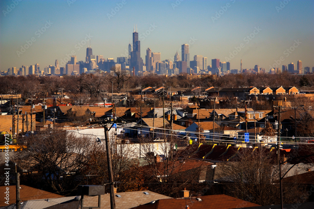 Obraz premium View of the skyline of Chicago, IL, United States of America, seen from a suburb of Chicago