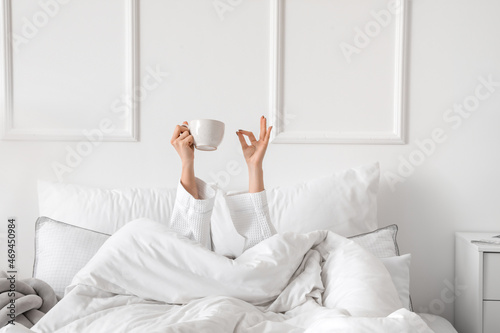 Canvastavla Morning of young woman drinking tea in bed