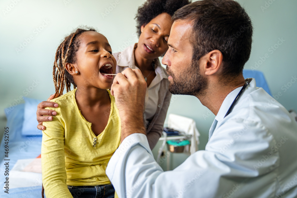 Young male pediatrician doctor examining child at office. Healthcare prevention exam people concept - obrazy, fototapety, plakaty 