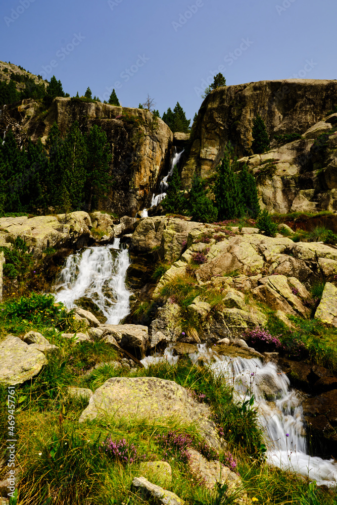 Obraz premium Cascade of water that falls with force to renew energy.