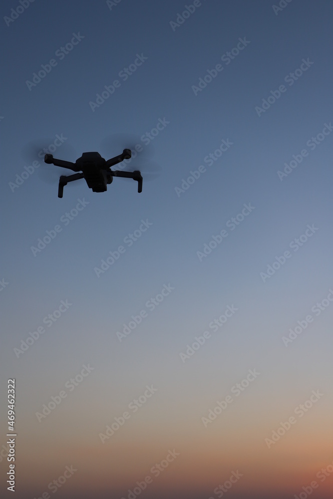 夕焼空を飛行するドローンの写真!マジックアワーの光 夕焼空を飛行するドローンの写真!マジックアワーの光