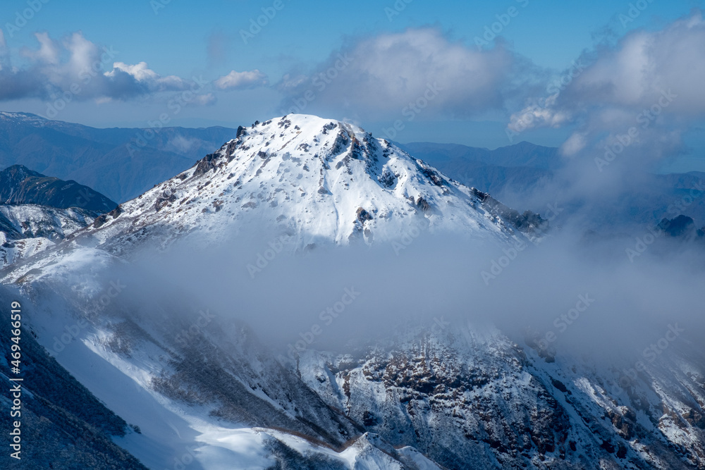 雲を突き抜ける山 雲を突き抜ける山