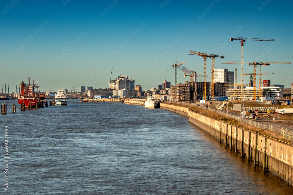 Panorama der Stadt Hamburg mit der Elbe mit Baustellen am Ufer vom Bahnhof Elbbrücken aus gesehen bei wolkenlosem blauem Himmel