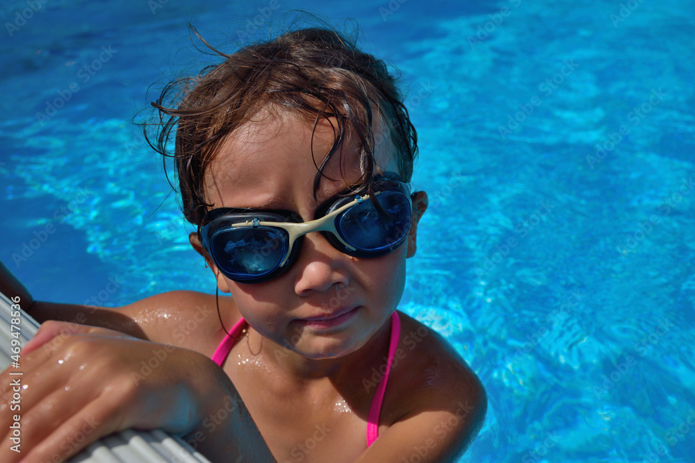 Enfant dans une piscine