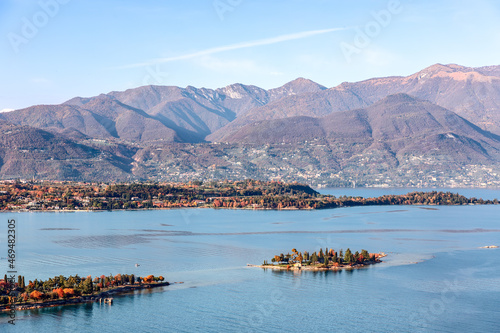 Fototapeta Naklejka Na Ścianę i Meble -  Lake Garda coastline and small Rabbit Island on a sunny autumn day