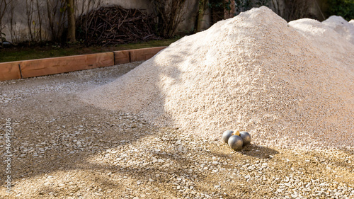 Tableau sur toile tas de sable pour finaliser le terrain de pétanque