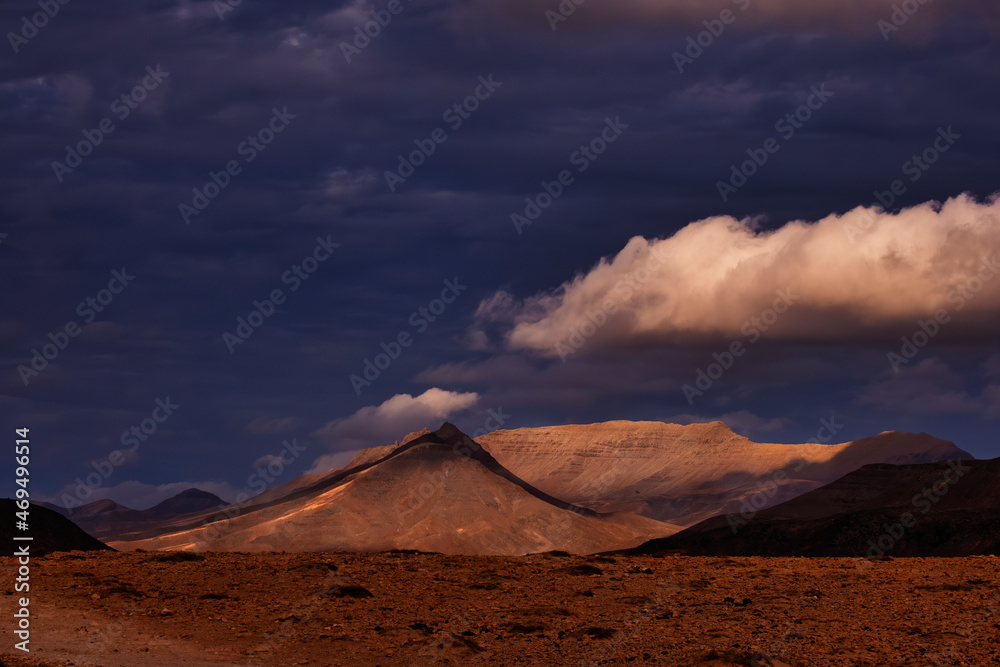 Berg auf Fuerteventura mit Wolken während der Morgenstimmung