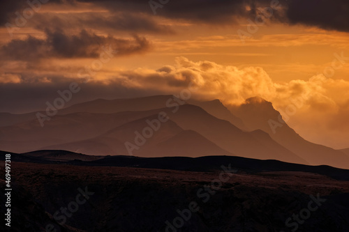 Gebirge im Abendlicht als Silhouette auf Fuerteventura © Michael