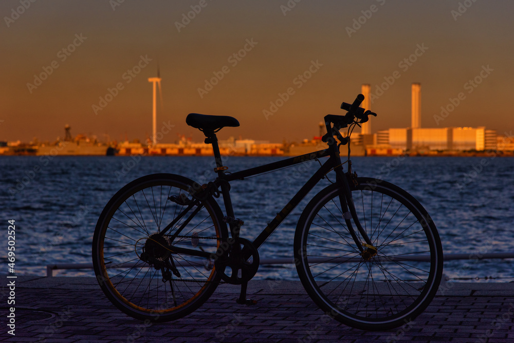 Fototapeta premium 夕焼けと自転車
