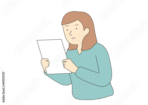 書類を見る女性