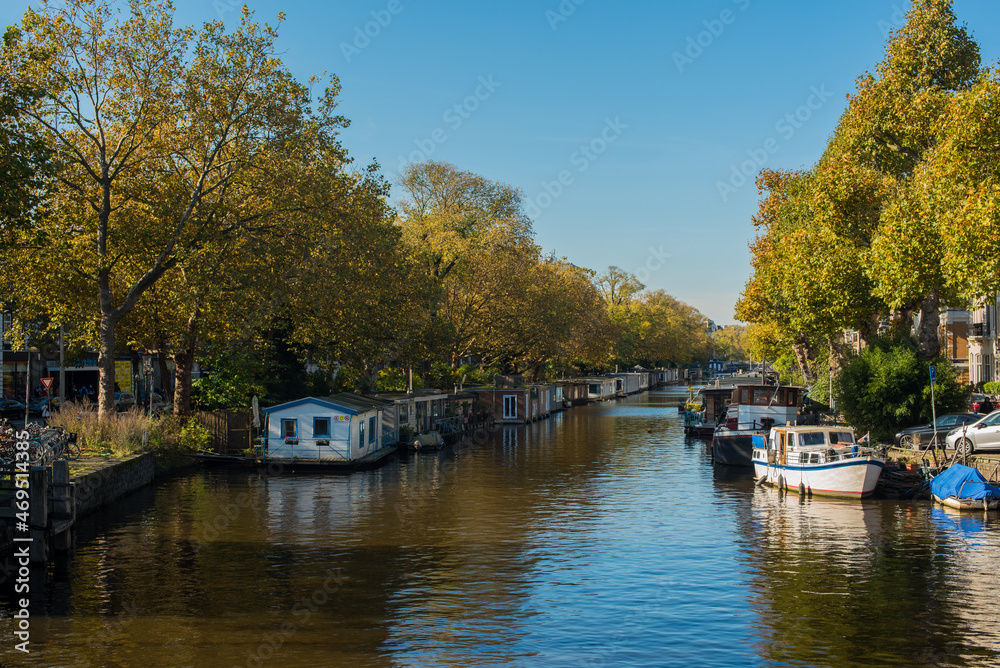 Fototapeta premium canal with boats and houses in Amsterdam 