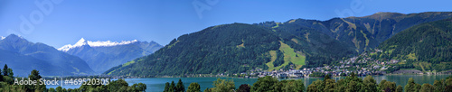 Fototapeta Naklejka Na Ścianę i Meble -  Panoramic view across the lake onto the village Zell, the  mountain Schmittenhoehe and the mountain range High Tauern, Austria