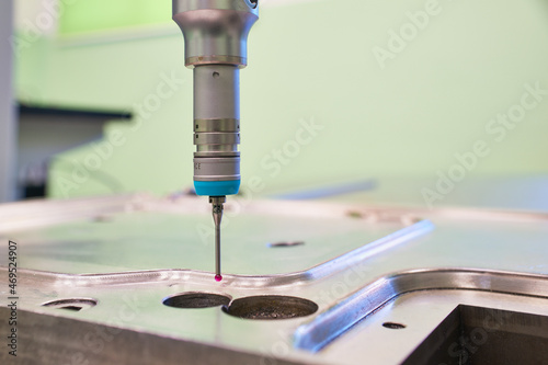 Fabryka produkująca elementy z metalu, narzędziownia, tłoczniki oraz wyroby gotowe. Maszyna pomiarowa , kontrola jakości, wysoka dokładność, mikrometry.