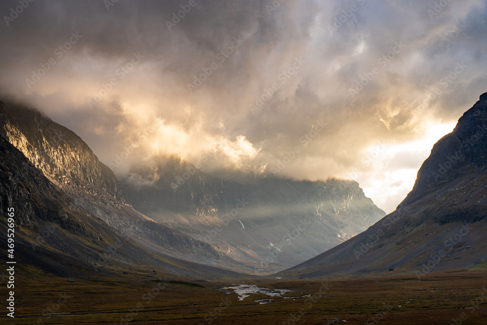 Φωτογραφία A view of Kiruna's majestic mountains shrouded in mist, with the autumn colors p