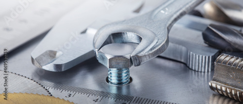 Obraz na plátně Wrench tightens bolt in steel billet