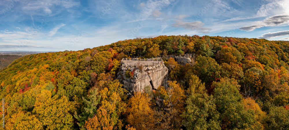 Obraz premium Coopers Rock state park overlook over the Cheat River in narrow wooded gorge in the autumn. Park is near Morgantown, West Virginia