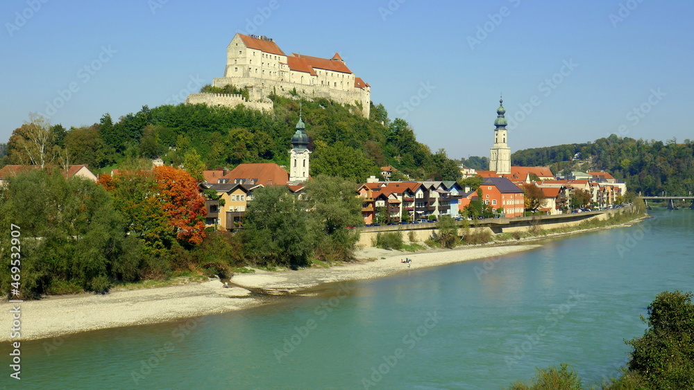Hauptgebäude der längsten Burg der Welt steht  in  Burghausen über dem Fluss blauen Salzach 