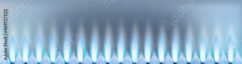 Blaue Gasflammen als banner vor hellem Hintergrund