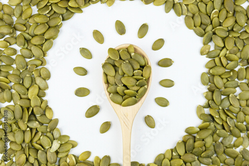 Bild auf Leinwand Peeled raw pumpkin seeds lids out in a circle