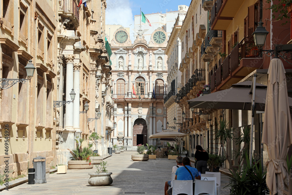 Obraz premium Glimpse of the historic town of Trapani in Sicily, Italy