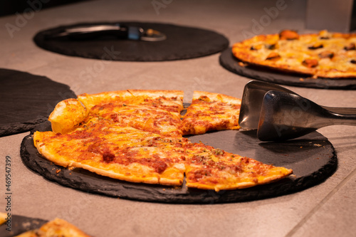 Delicious ham and cheese pizza to eat a portion.
