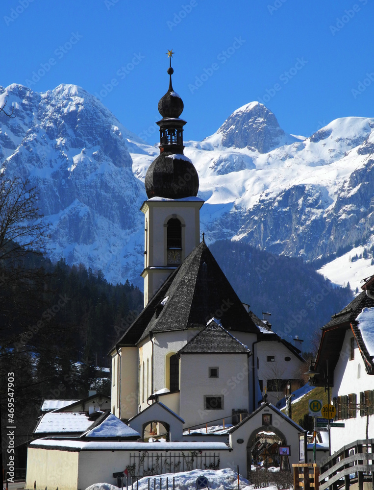Berühmte St. Sebastian Kirche in Ramsau im Berchtesgadener Land mit schneebedeckten Bergen